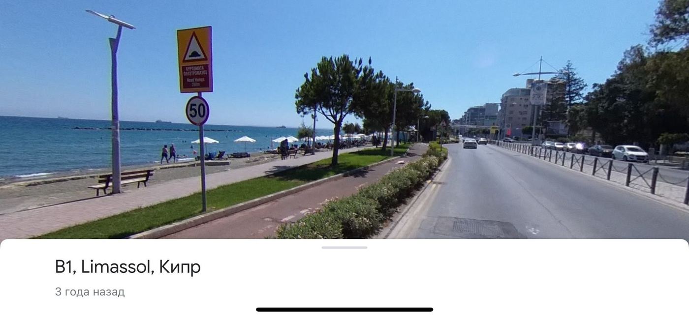 Photograph of the promenade at the turnaround point, annotated with the warning sign, the centre of the zoo fence, and the tree that marks the exact turn.
